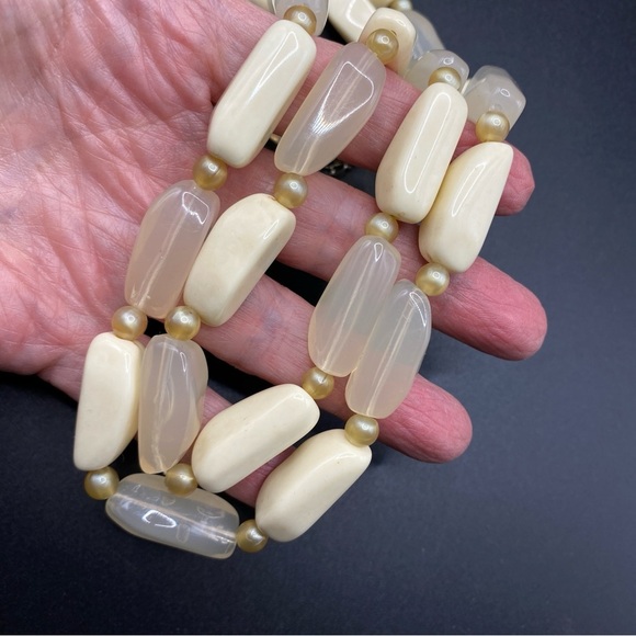 Vintage Beads Lucite Acrylic Cream Chunky Necklace - Picture 4 of 7